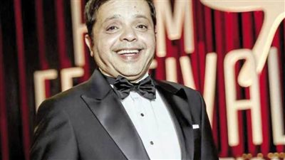 هنيدي في صورة نادرة مع نجله.. شاهد فرق الطول بينهما