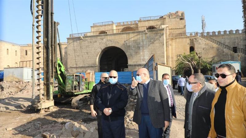 محافظ القاهرة بأحد