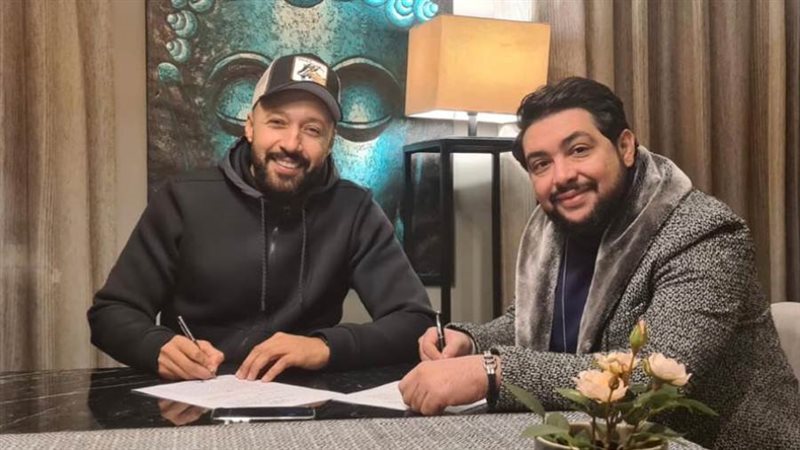 أحمد فهمي أثناء التوقيع