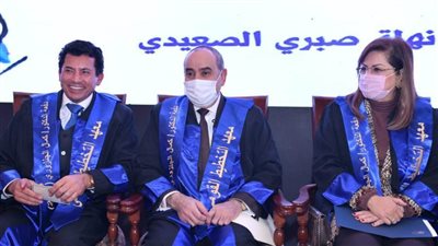 وزير الطيران يشارك في احتفالية تخريج دفعة من برنامجي الماجستير 