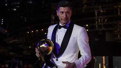 ليفاندوفسكي يفوز بأفضل لاعب بتصويت الجماهير في جوائز 
