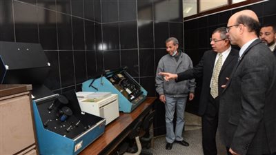 نائب رئيس جامعة أسيوط يتفقد سير العمل بوحدة التوثيق الميكروفيلمي في الجامعة
