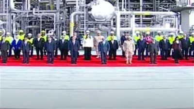 الرئيس السيسي يتوسط صورة تذكارية بمصنع اليوريا ونترات الأمونيا بمنطقة كيما