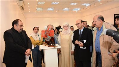 نائب رئيس جامعة أسيوط يفتتح معرضًا فنيًا عن 