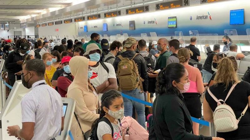 مسافرون يقفون في