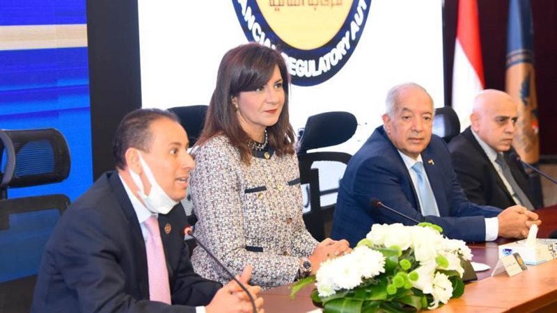 السفيرة نبيلة مكرم