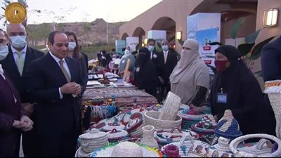 الرئيس السيسي يتفقد المشروعات الصغيرة ويتحدث مع أصحابها في أسوان × صورة