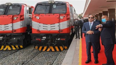 بالصور.. جولة الرئيس السيسي التفقدية للقطارات الجديدة بمحطة أسوان