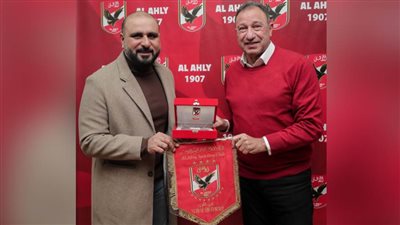 الخطيب يهدي درع وعلم «الأهلي» للمعلق العماني خليل البلوشي