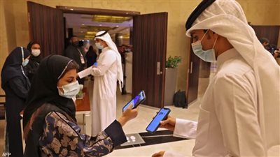 السعودية تقرر إعادة الإلزام بارتداء الكمامة وإجراءات التباعد 