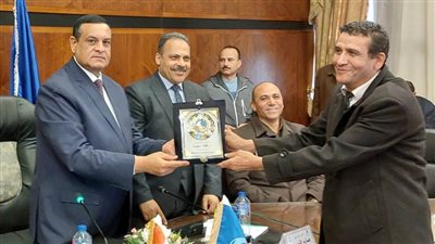 محافظ البحيرة يكرم رئيس مدينة الرحمانية ومدير الطب البيطرى