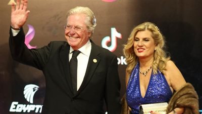 حسين فهمي يكشف حقيقة انفصاله عن زوجته 