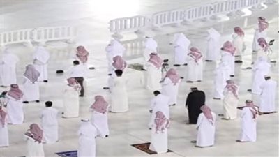 شؤون الحرمين تقرر تطبيق إجراءات التباعد بين المصلين لزايد الإصابات بكورونا 