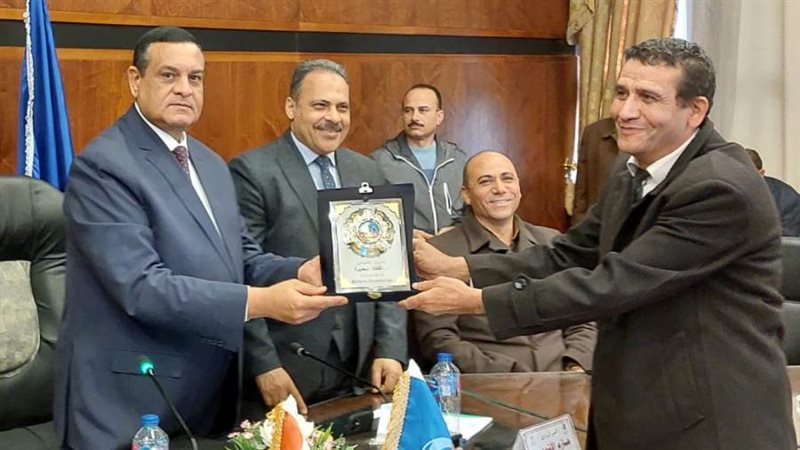 محافظ البحيرة يكرم