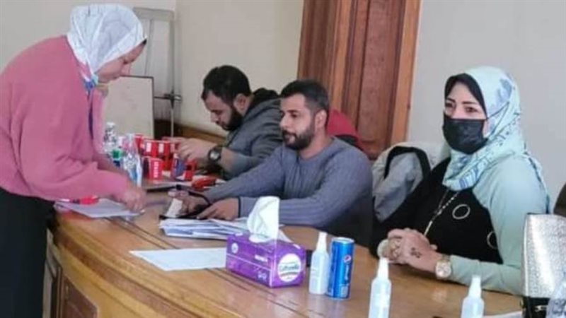 جانب من تسليم الهواتف