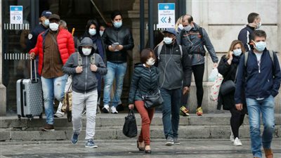 فرنسا تفرض ارتداء الكمامة في شوارع باريس بسبب ارتفاع إصابات كورونا