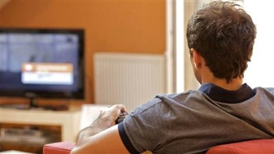 دراسة : الإفراط فى استخدام الكومبيوتر ومشاهدة التلفزيون يزيد من خطر مرض قاتل