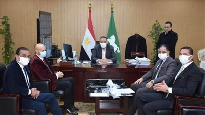 محافظ الشرقية يستقبل مواطنًا تبرع بقطعة أرض لإنشاء مركز طبي بالحسينية 