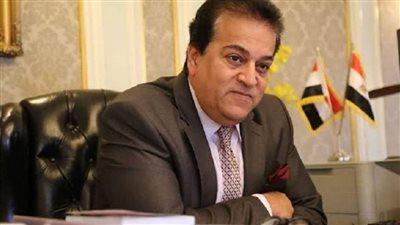 خالد عبدالغفار يوجه بعلاج طفل 