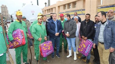 لدورهم في شفط مياه الأمطار.. بطاطين ومكافآت مالية لعمال النظافة بـ”المنوفية“