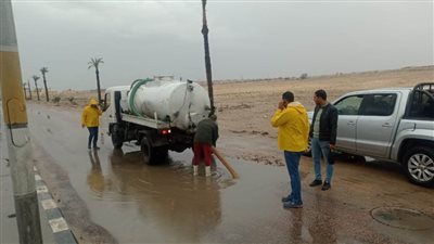 محافظ البحيرة يتابع جهود الحد من آثار موجة الأمطار التى تشهدها المحافظة