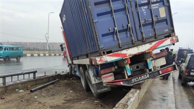 انحراف سيارة نقل بالطريق الزراعي في قها