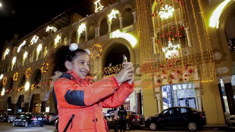 طفلة تلتقط السيلفى