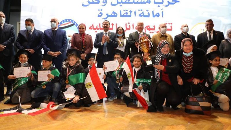 محافظ القاهرة مع