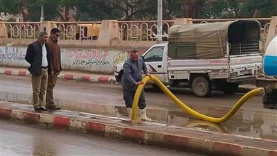 مراكز المنيا تواصل  أعمال سحب تجمعات مياه الأمطار من الشوارع.. (صور)