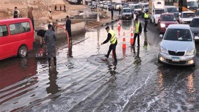 رجال الشرطة يواصلون جهودهم في مساعدة المواطنين لمواجهة موجة الطقس السيئ بالمحافظات