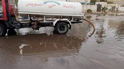 استمرار أعمال شفط مياه الأمطار من الشوارع بأحياء السويس