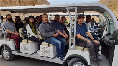 بدء تشغيل السيارات الكهربائية الجديدة لنقل الزائرين بالبر الغربي بالأقصر