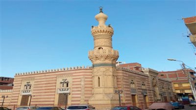 بيوت الله على ضفتى القناة