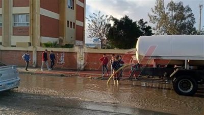 رفع مياه الأمطار من أمام المدارس بكفر الشيخ
