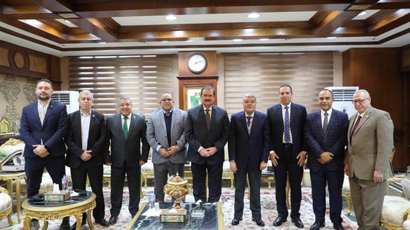 محافظ المنيا يستقبل