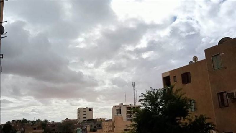 سحب كثيفه تغطي سماء