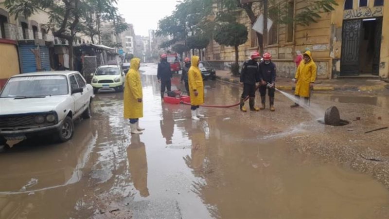 رجال الشرطة في مواجهة