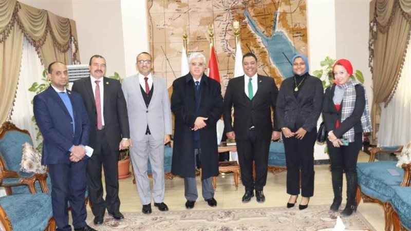 خلال محاضرة المرشحون