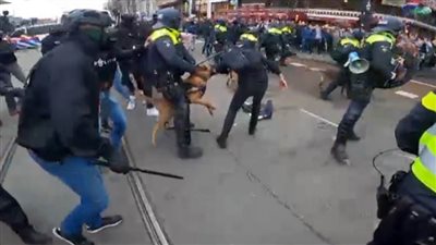 الشرطة تفرق المحتجين على قيود كورونا في أمستردام بالهراوات والكلاب