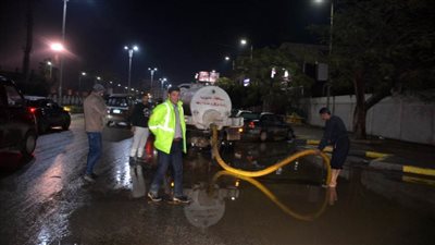 استمرار رفع وإزالة مياه الأمطار بطرق القليوبية 