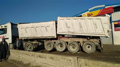 الأجهزة التنفيذية ترصد سيارة نقل تلقي مخلفات بالدائري