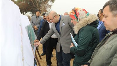 محافظ بنى سويف يتفقد موقع إنشاء مرسى سياحي شرق النيل