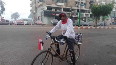 بعد بهاء العمدة وحمارته ونيسه.. عم غزالي يصل المنيا خلال رحلته من قنا للإسكندرية بالدراجة البخارية