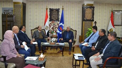 محافظ السويس يبحث مع أعضاء مجلس الشيوخ سبل تحسين البنية التحتية