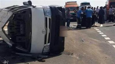مصرع وإصابة 3 أشخاص في انقلاب سيارة بطريق 