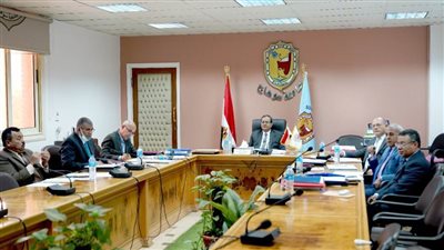 لجنة اختيار القيادات الإدارية بجامعة سوهاج تلتقي المرشحين لوظائف مديري العموم 