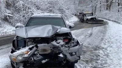 عاجل| عاصفة ثلجية توقع 500 حادث.. والرئيس الأمريكي يعلق في الطائرة 