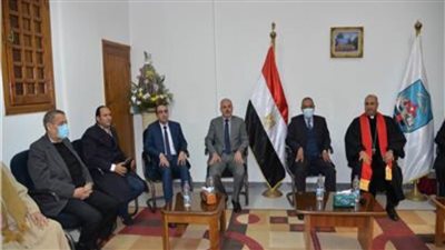 محافظ الإسماعيلية يزور كنائس المحافظة لتهنئة الأقباط بعيد الميلاد المجيد