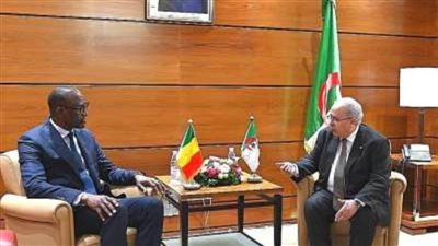 وزير الخارجية الجزائري يجري مشاورات مع نظيره المالي