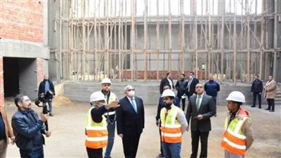 رئيس جامعة القاهرة يتفقد إنشاءات مسرح دولت أبيض بالمدينة الجامعية